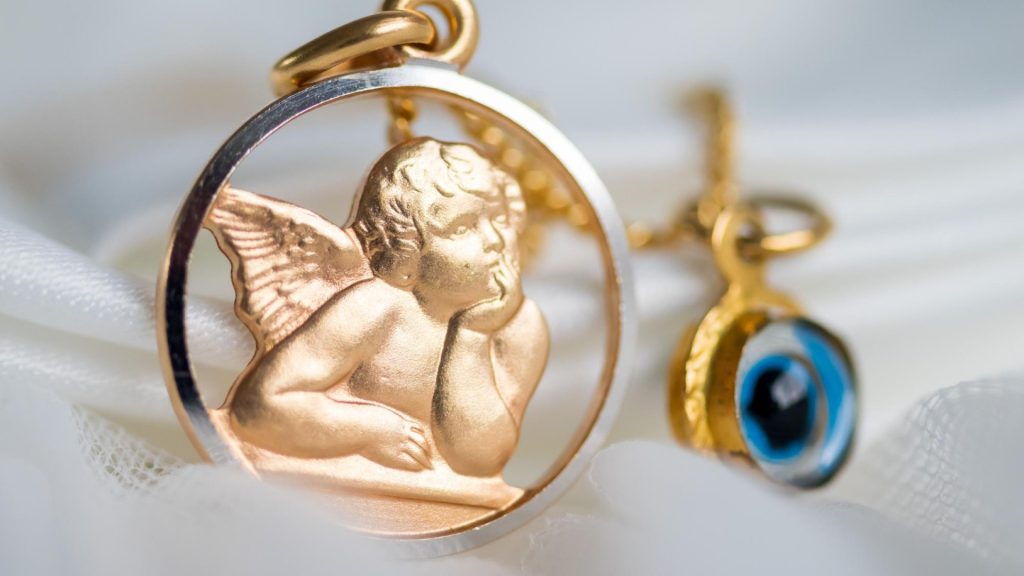 Pourquoi choisir une médaille ange Raphaël pour un baptême ?
